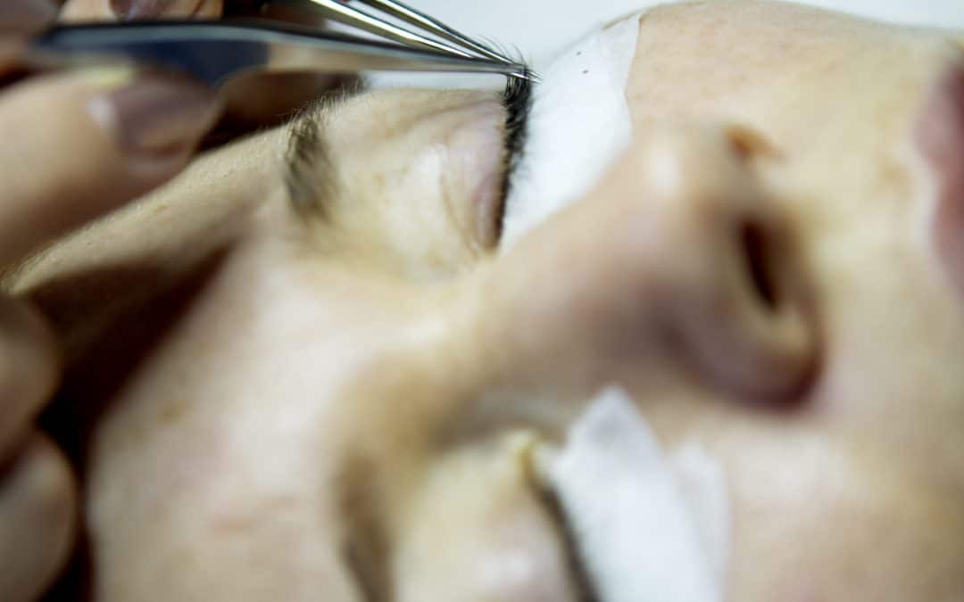 Marie-Louise arbejder på et sæt single lashes.